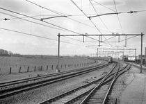 167446 Afbeelding van een trein bestaande uit electrische treinstellen mat. 1946 van de N.S. in de boog te Harderwijk.